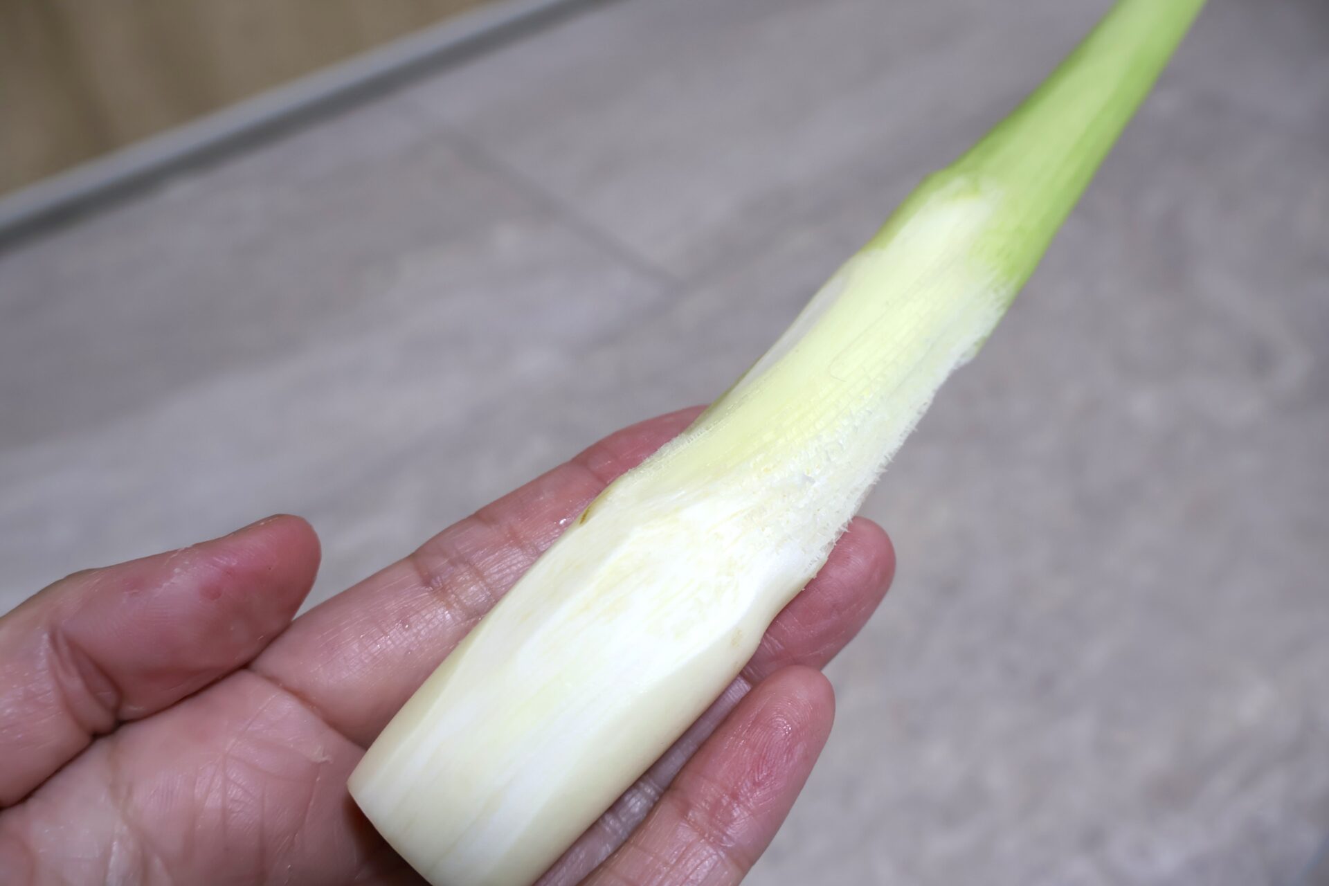 ピーラーで少しむいてから刻みます
