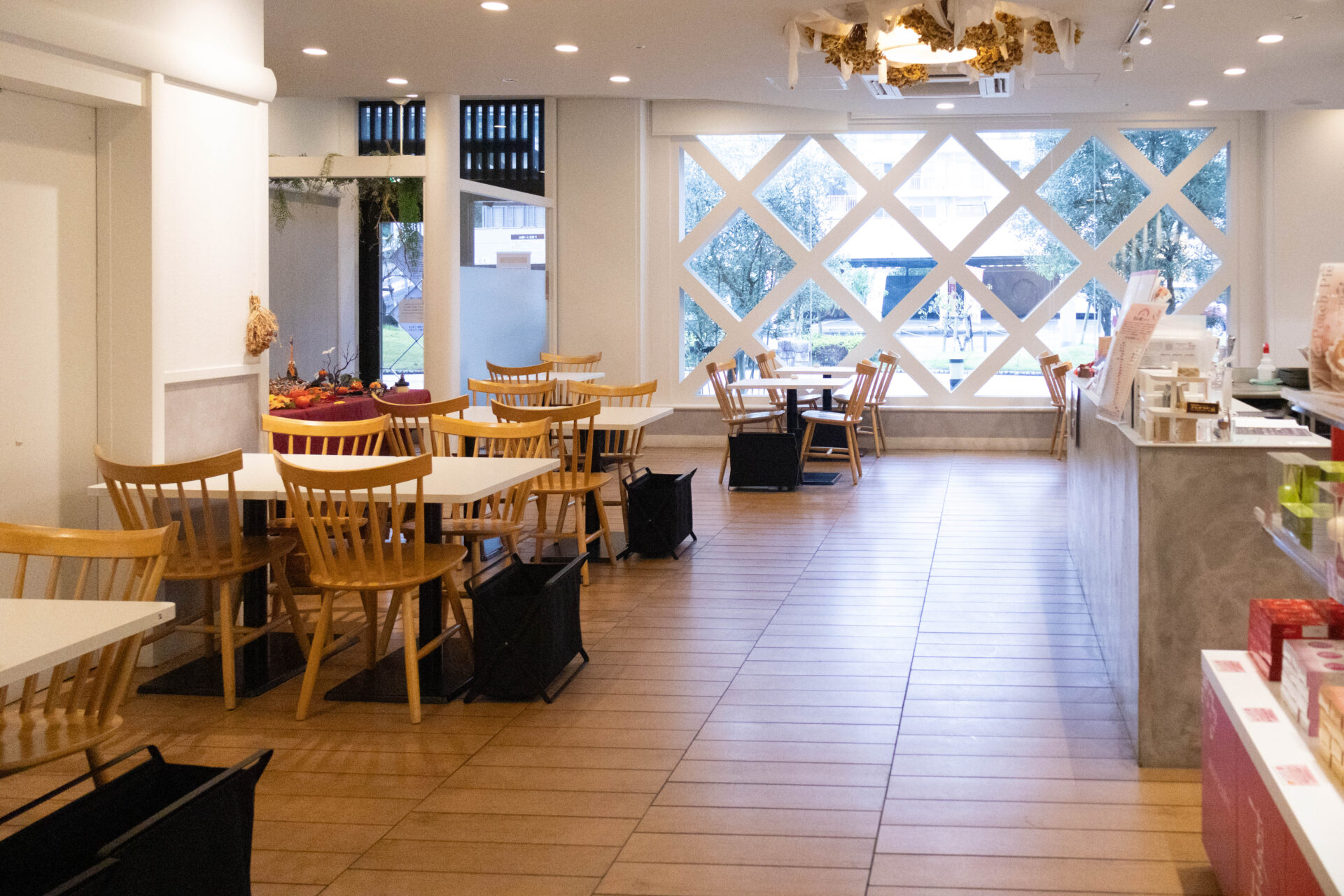 Table seating with a calm atmosphere at MOMOKO TERRACE