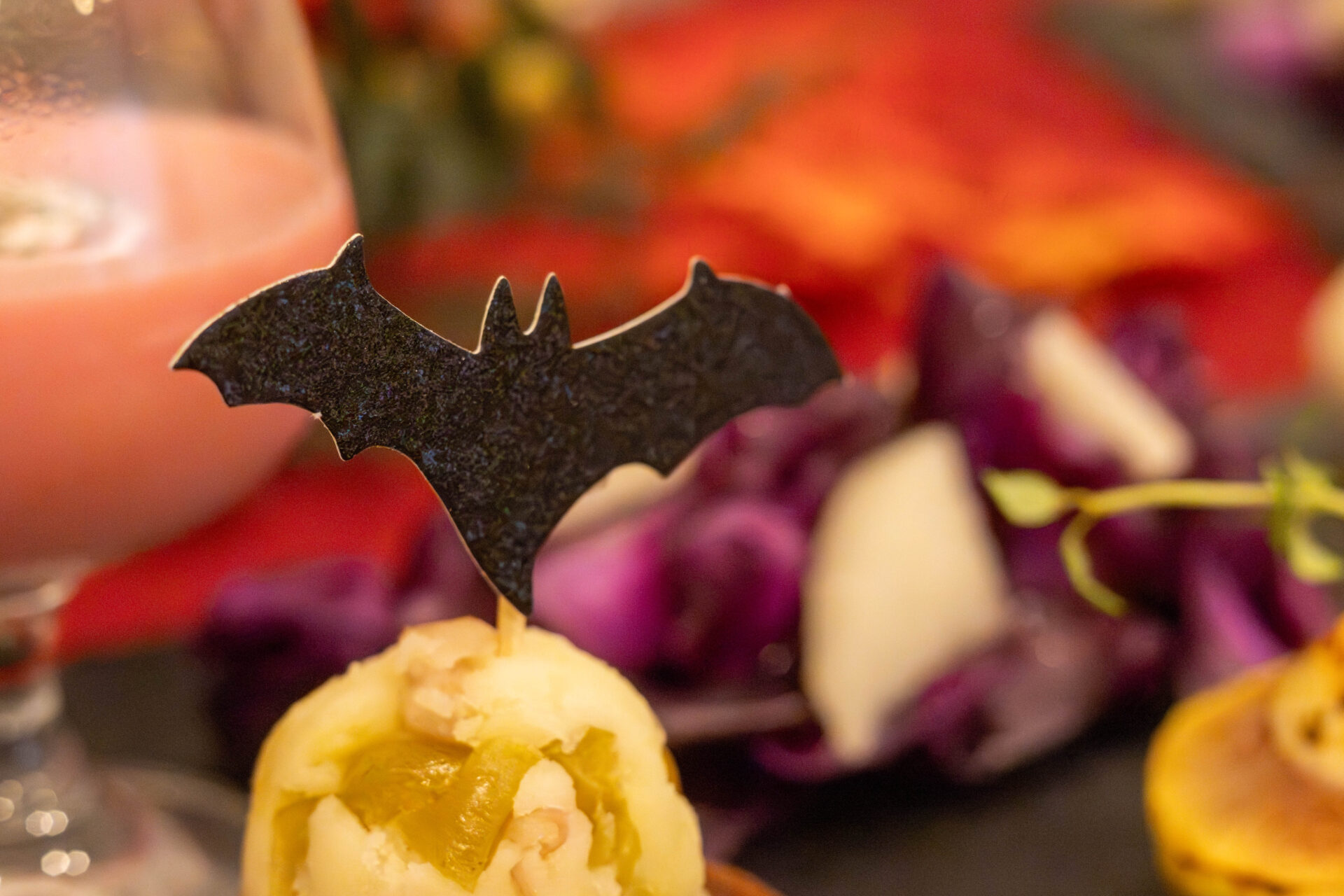 Decoration of a bat served with mashed potatoes