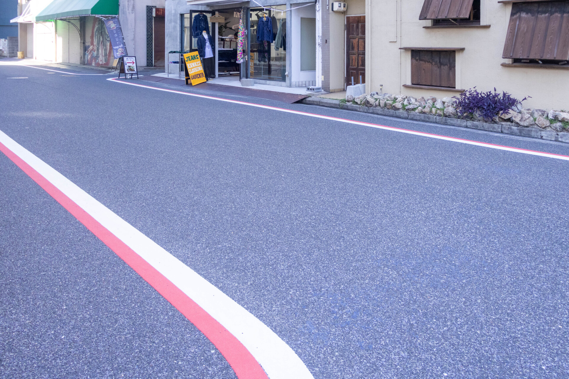 あかみみ通り。ジーンズの専門用語の「あかみみ」を表現した、白線と赤線に注目。
